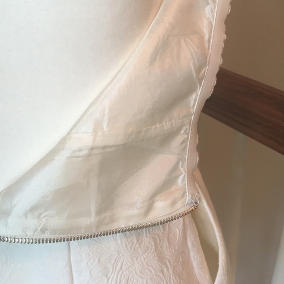 White Strapless Lace Textured Fitted Romper With Zipper Closure Size Medium - Picture 8 of 9